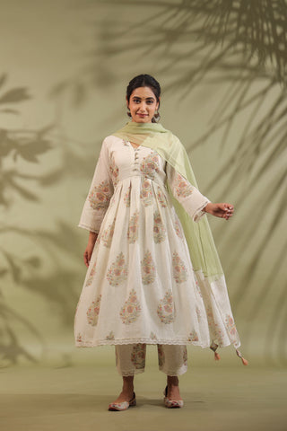 Box Pleated Kurta In Off White & Green Combination Suit Set Of 3