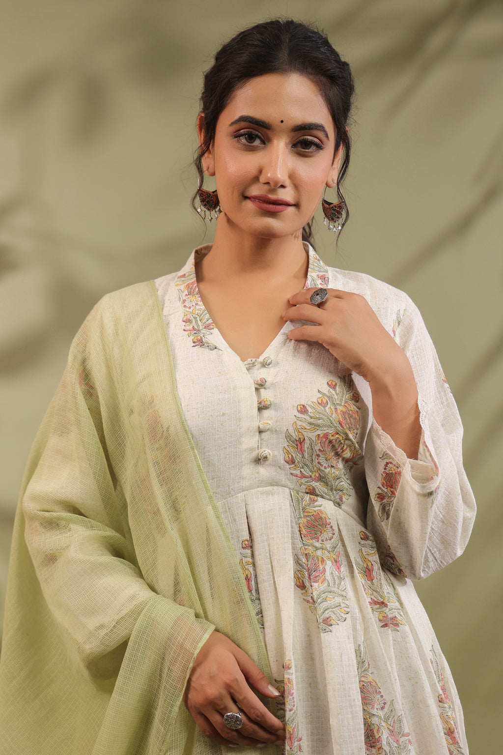 Box Pleated Kurta In Off White & Green Combination Suit Set Of 3