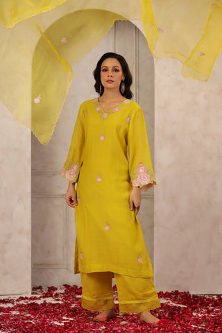 Elegant Chanderi Kurta Set with Delicate Floral Embroidery